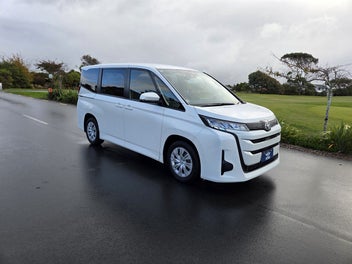 Toyota Noah 2022 photo 2