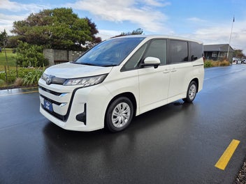 Toyota Noah 2022 photo 4