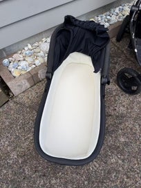 Listing 4 of 11 for Edwards & Co Oscar MX Pram + Very Clean Bassinet | Great Travel System