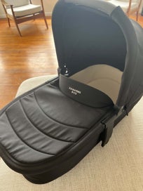 Listing 2 of 4 for Edwards & Co Avery Capsule, Base & Carry Cot V2 - Excellent Condition