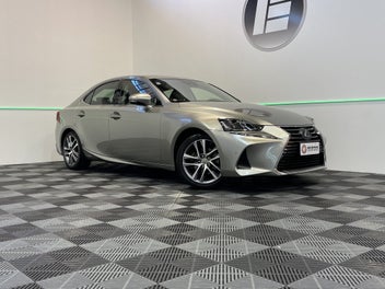 Lexus Is 300H 2017 photo 2
