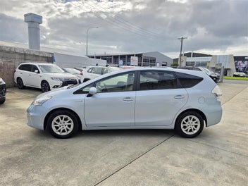 Toyota Prius Alpha 2013 photo 3