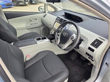 Toyota Prius Alpha 2013 photo 4