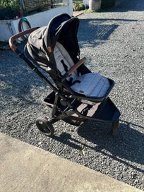 Listing 6 of 6 for Edwards and Co Pram set