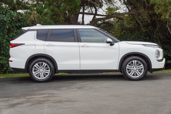 Mitsubishi Outlander 2022 photo 3
