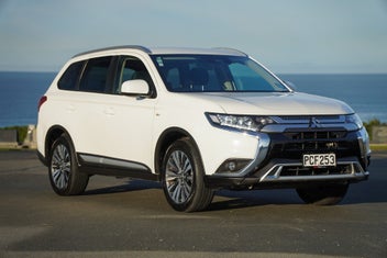 Mitsubishi Outlander 2022 photo 2