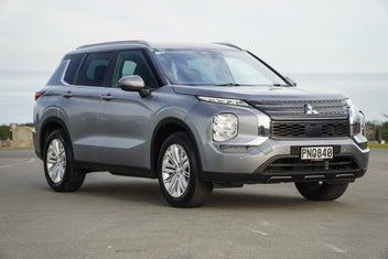 Mitsubishi Outlander 2022 photo 2