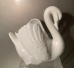 Listing 2 of 15 for FANTASTIC RARE MEDIUM CROWN LYNN SWAN 2147