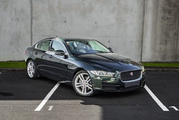 Jaguar Xe 2016 photo 2