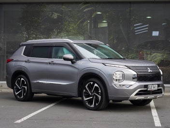 Mitsubishi Outlander 2023 photo 2