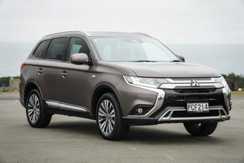 Mitsubishi Outlander 2022 photo 2