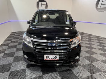 Toyota Noah 2014 photo 3