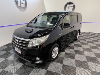 Toyota Noah 2014 photo 4