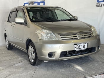 Toyota Raum 2004 photo 2