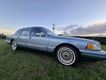 Lincoln Town Car 1991 photo 2