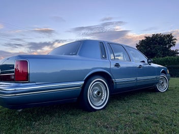 Lincoln Town Car 1991 photo 3