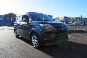 Toyota Spade 2015 photo 2