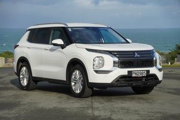 Mitsubishi Outlander 2022 photo 2