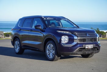 Mitsubishi Outlander 2022 photo 2