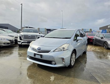 Toyota Prius Alpha 2013 photo 2