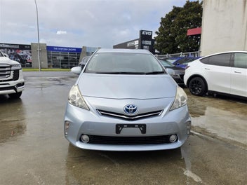 Toyota Prius Alpha 2013 photo 5