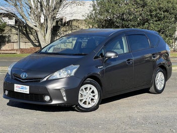 Toyota Prius Alpha 2013 photo 2