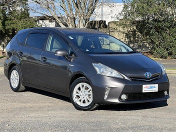 Toyota Prius Alpha 2013 photo 3