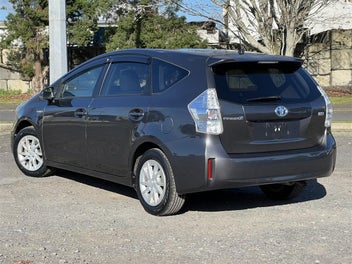Toyota Prius Alpha 2013 photo 5