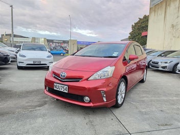 Toyota Prius Alpha 2013 photo 2