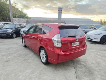 Toyota Prius Alpha 2013 photo 3