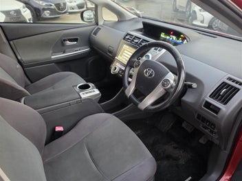 Toyota Prius Alpha 2013 photo 4