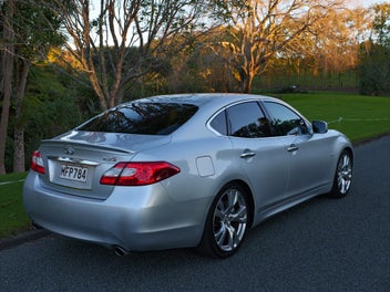 Nissan Fuga 2010 photo 3