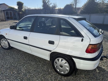 Holden Astra 1997 photo 3