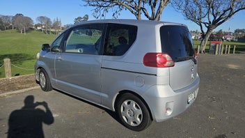 Toyota Porte 2005 photo 2