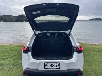Lexus Ux 300E 2023 photo 3