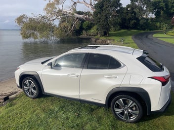 Lexus Ux 300E 2023 photo 2