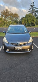 Toyota Prius Alpha 2012 photo 2