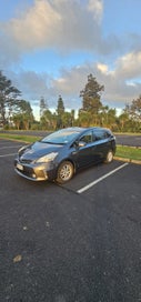 Toyota Prius Alpha 2012 photo 3