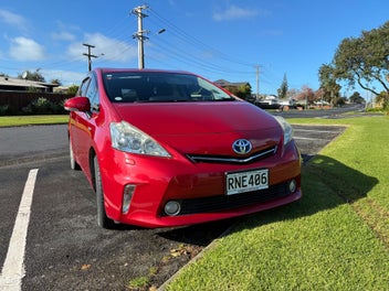 Toyota Prius Alpha 2012 photo 2