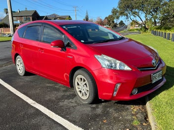 Toyota Prius Alpha 2012 photo 3