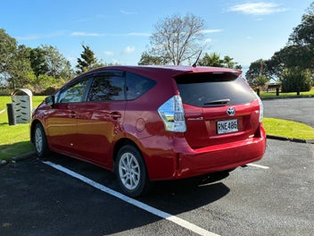 Toyota Prius Alpha 2012 photo 4