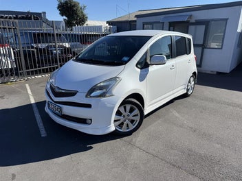 Toyota Ractis 2006 photo 2