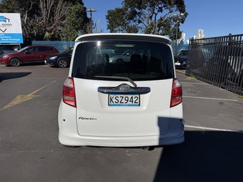 Toyota Ractis 2006 photo 5