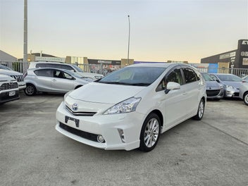Toyota Prius Alpha 2013 photo 2