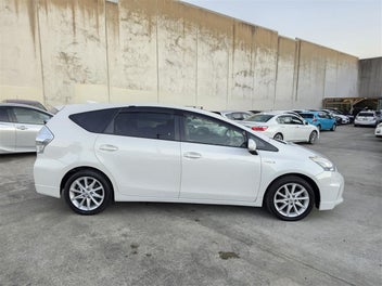 Toyota Prius Alpha 2013 photo 3