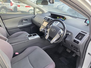 Toyota Prius Alpha 2013 photo 4