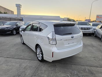 Toyota Prius Alpha 2013 photo 5