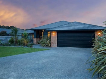 8 Tararua Close, Aotea, Porirua