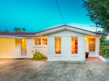 2/235 Sunset Road, Sunnynook, Auckland