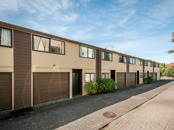 4/35 Fields Parade, Oteha, Auckland